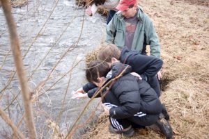 Read more about the article Pocopson kids free the fish
