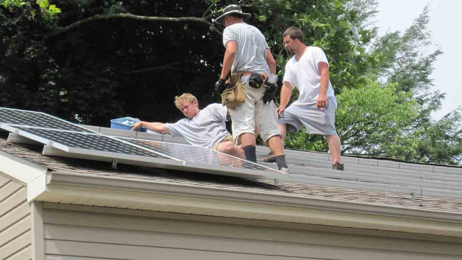 You are currently viewing Solar energy can save green two ways